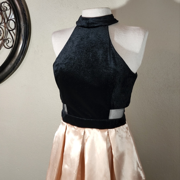Windsor Dress Sleeveless Pleated Cut Out Velvet and Satin Champagne Size… - Picture 6 of 17